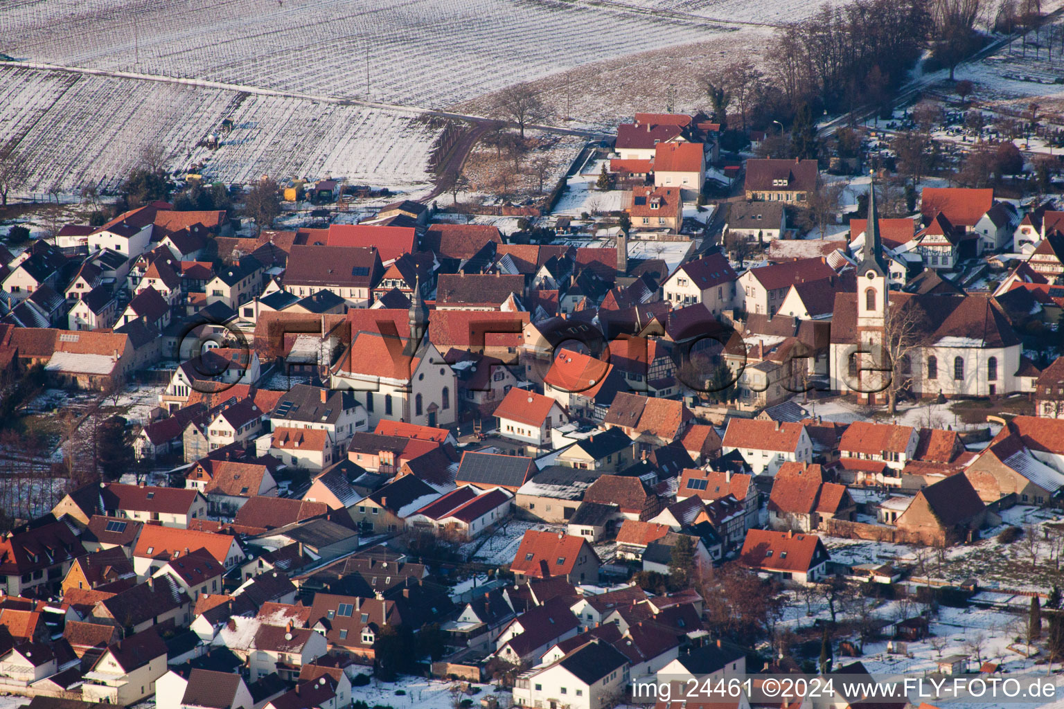 Vue oblique de Village enneigé d'hiver - vue à Göcklingen dans le département Rhénanie-Palatinat, Allemagne