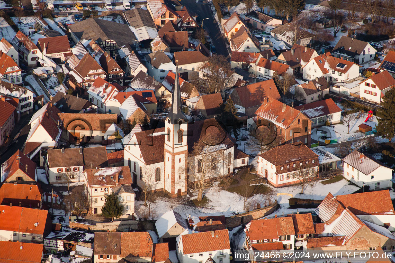 Village enneigé d'hiver - vue à Göcklingen dans le département Rhénanie-Palatinat, Allemagne d'en haut