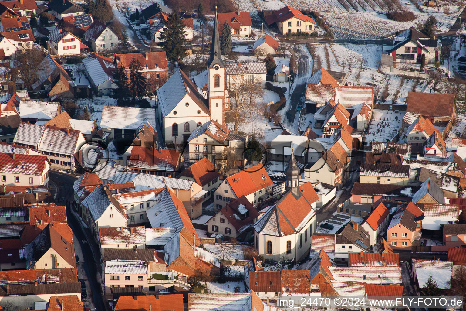 Village enneigé d'hiver - vue à Göcklingen dans le département Rhénanie-Palatinat, Allemagne hors des airs