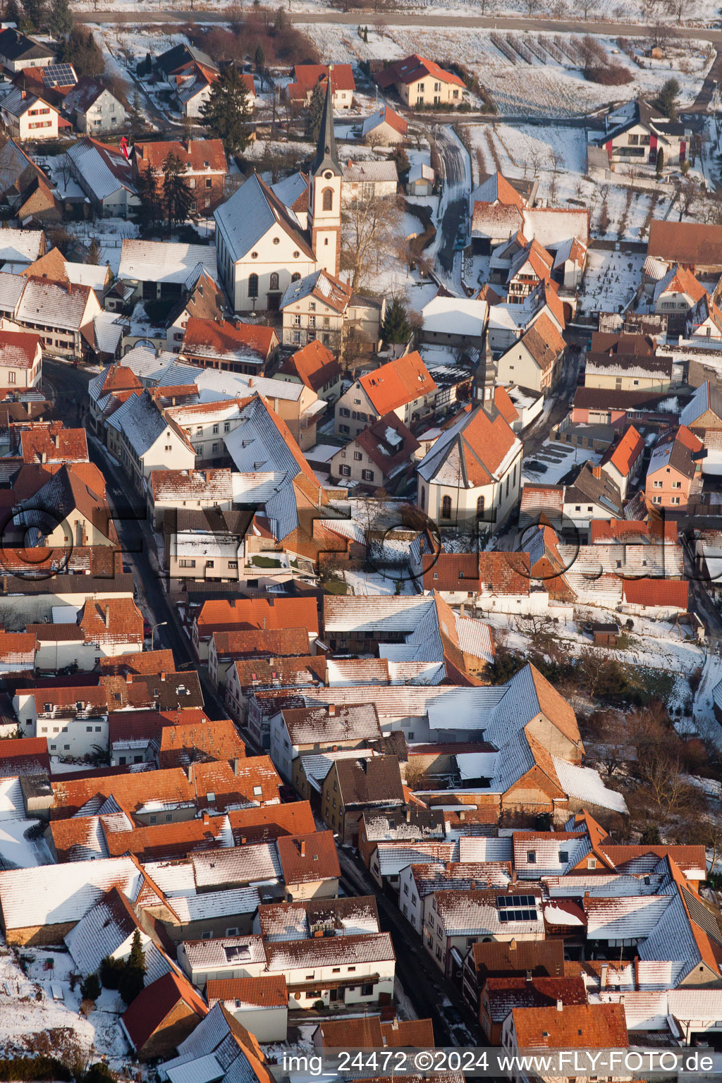 Village enneigé d'hiver - vue à Göcklingen dans le département Rhénanie-Palatinat, Allemagne vue d'en haut