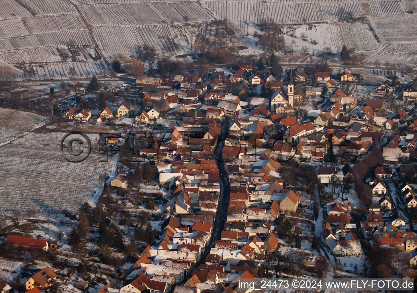 Göcklingen dans le département Rhénanie-Palatinat, Allemagne depuis l'avion