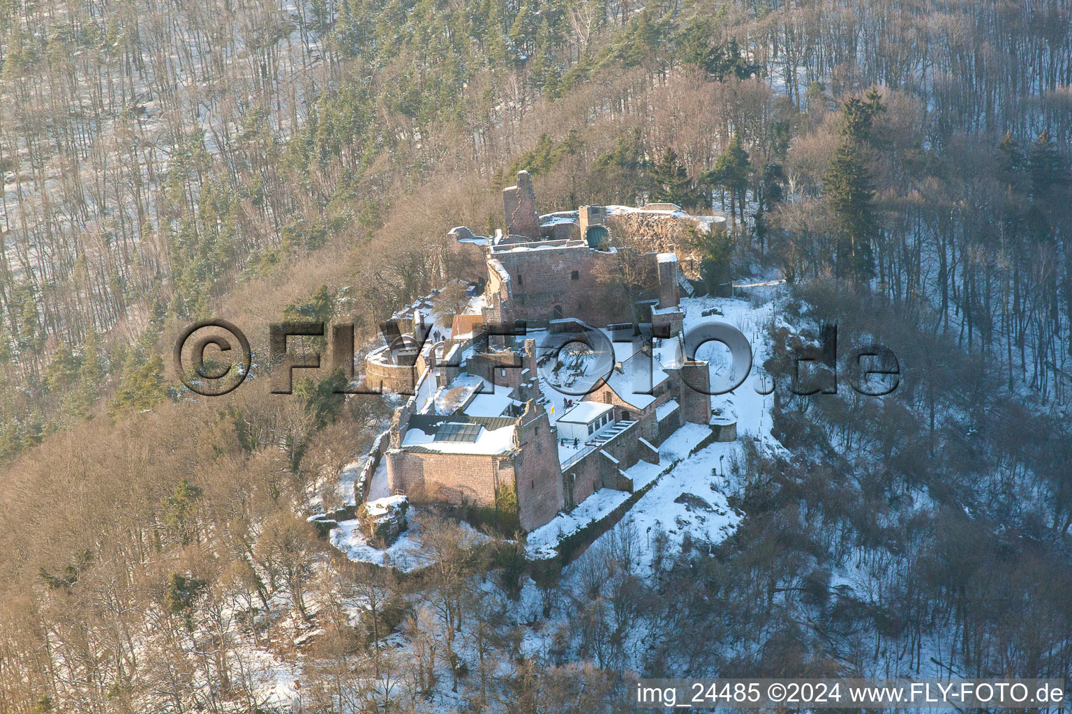 Photographie aérienne de Ruines enneigées d'hiver et vestiges du mur de l'ancien complexe du château de Madenburg à Eschbach dans le département Rhénanie-Palatinat, Allemagne