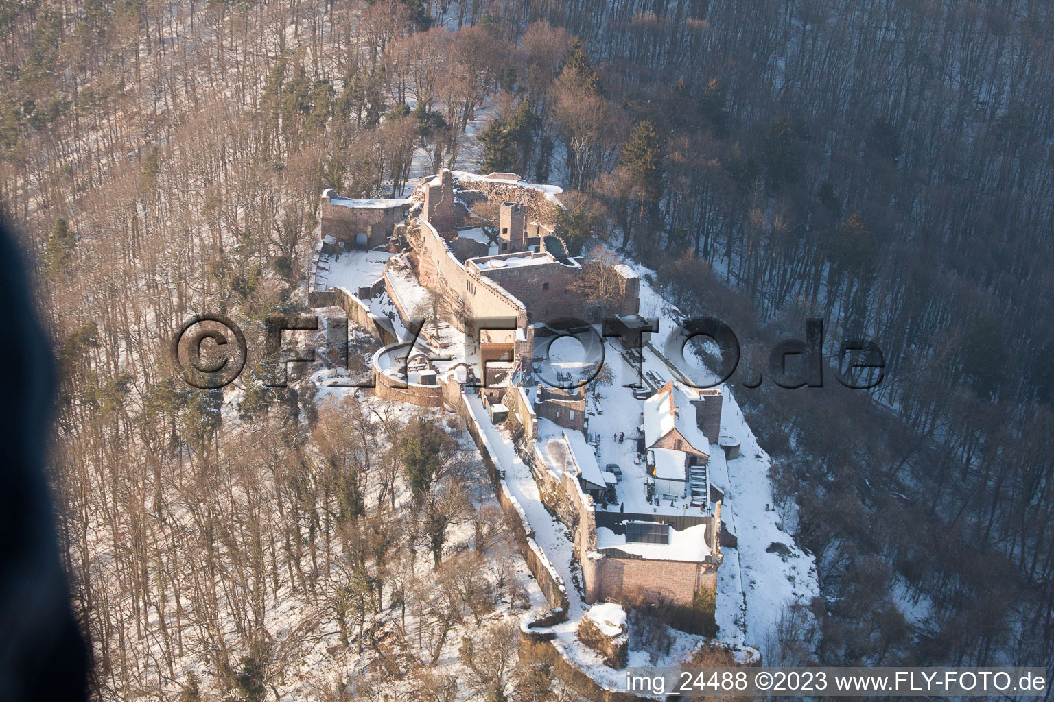 Vue d'oiseau de Madenbourg à Eschbach dans le département Rhénanie-Palatinat, Allemagne