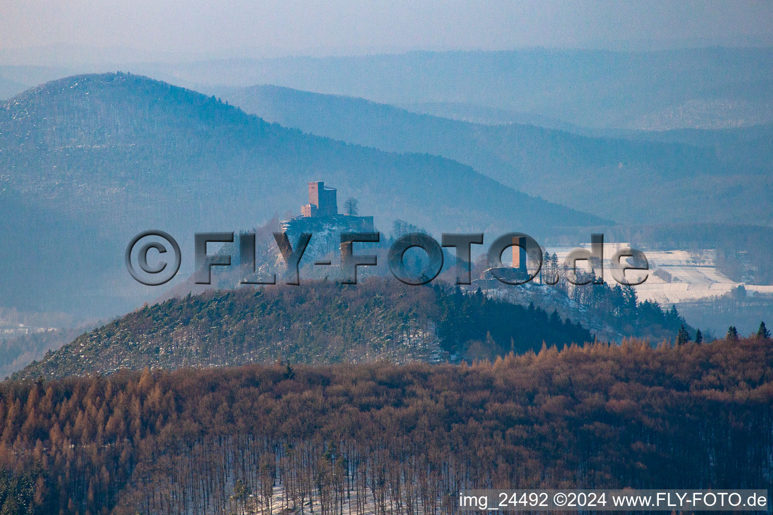 Vue aérienne de Trifels du sud en hiver à Annweiler am Trifels dans le département Rhénanie-Palatinat, Allemagne