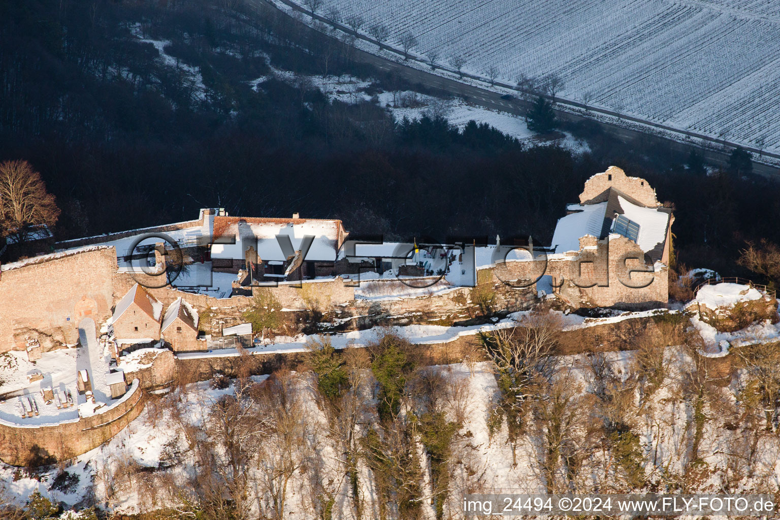 Madenbourg à Eschbach dans le département Rhénanie-Palatinat, Allemagne du point de vue du drone
