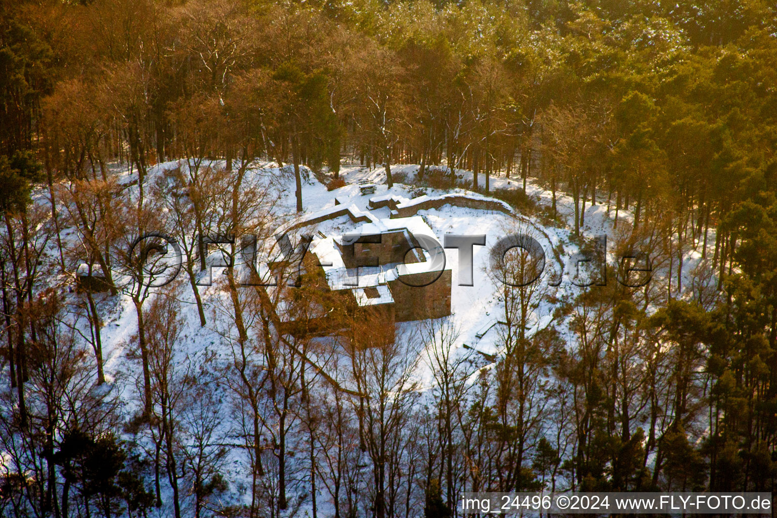 Vue aérienne de Ruines et vestiges du mur de l'ancien complexe du château et de la forteresse du château de Schlössel dans le quartier Pfalzklinik Landeck à Klingenmünster dans le département Rhénanie-Palatinat, Allemagne