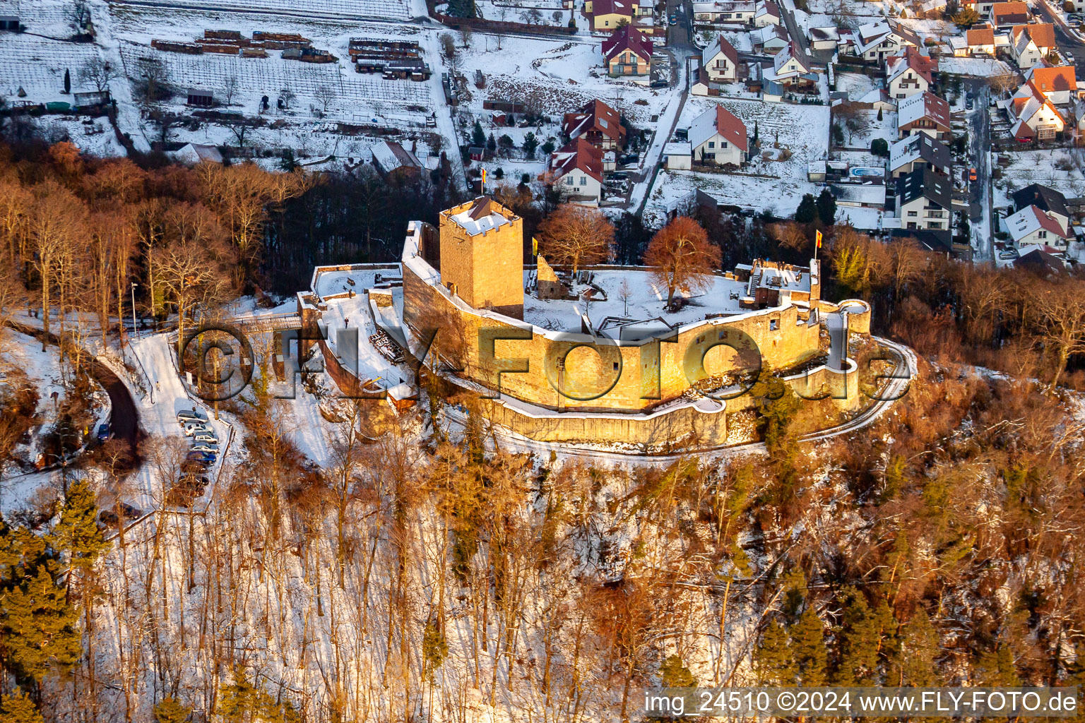 Vue aérienne de Ruines et vestiges des murs de l'ancien complexe du château et de la forteresse du château de Landeck à Klingenmünster dans le département Rhénanie-Palatinat, Allemagne