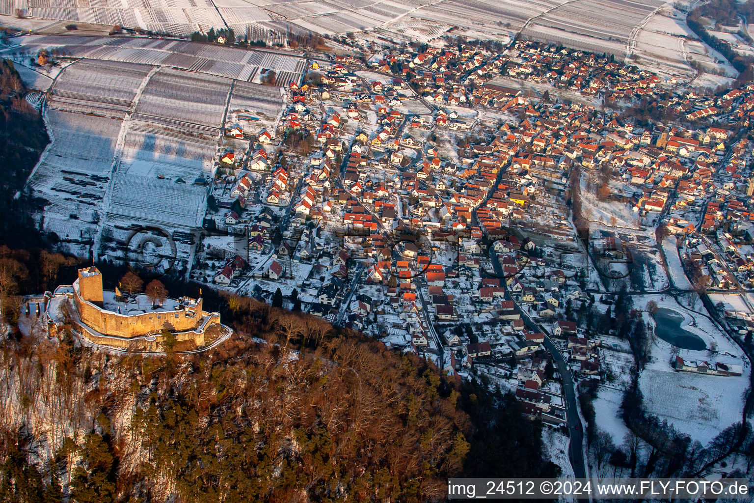 Vue aérienne de Ruines enneigées en hiver et vestiges du mur de l'ancien complexe du château et de la forteresse du château de Landeck à Klingenmünster dans le département Rhénanie-Palatinat, Allemagne