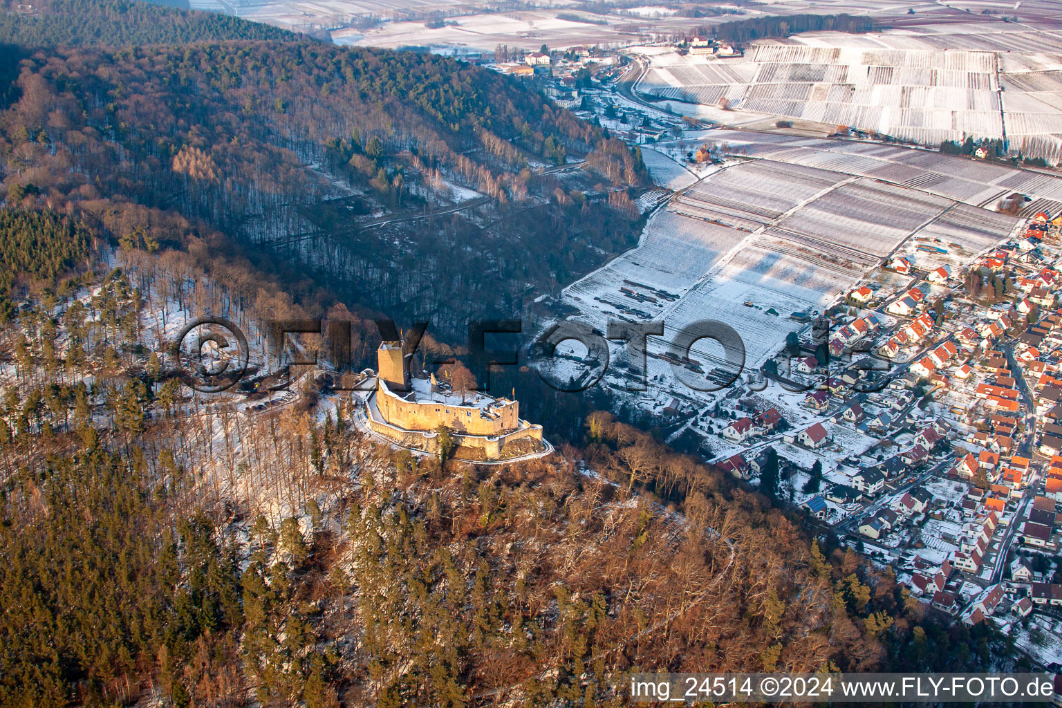 Vue aérienne de Ruines enneigées en hiver et vestiges du mur de l'ancien complexe du château et de la forteresse du château de Landeck à Klingenmünster dans le département Rhénanie-Palatinat, Allemagne