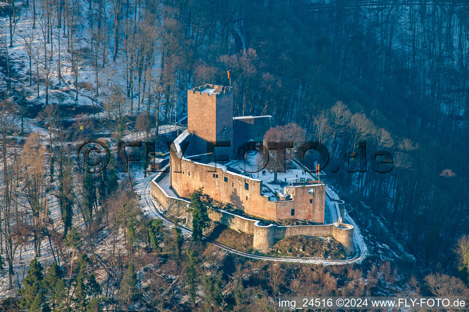 Vue aérienne de Ruines enneigées et vestiges du mur de l'ancien château de Landeck en hiver à Klingenmünster dans le département Rhénanie-Palatinat, Allemagne