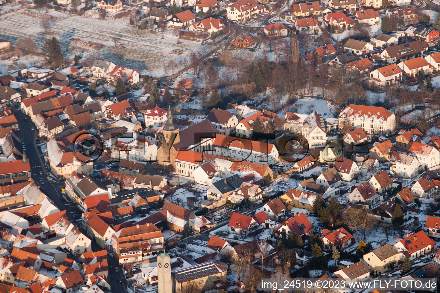 Vue aérienne de Village enneigé d'hiver à Klingenmünster dans le département Rhénanie-Palatinat, Allemagne