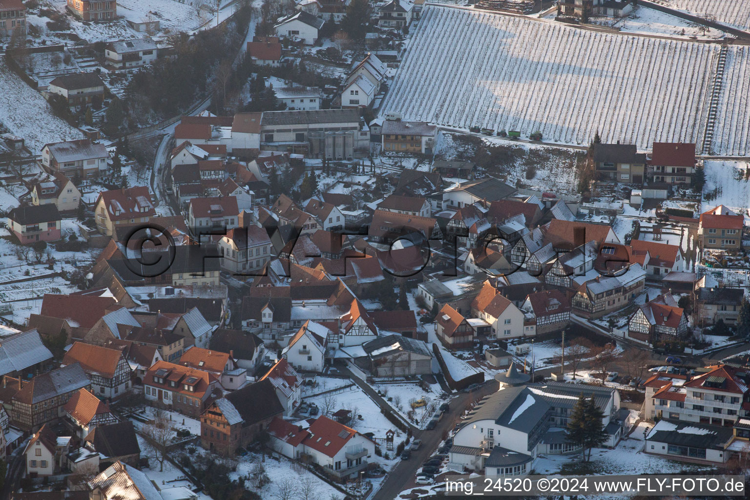 Vue aérienne de En hiver à le quartier Gleiszellen in Gleiszellen-Gleishorbach dans le département Rhénanie-Palatinat, Allemagne