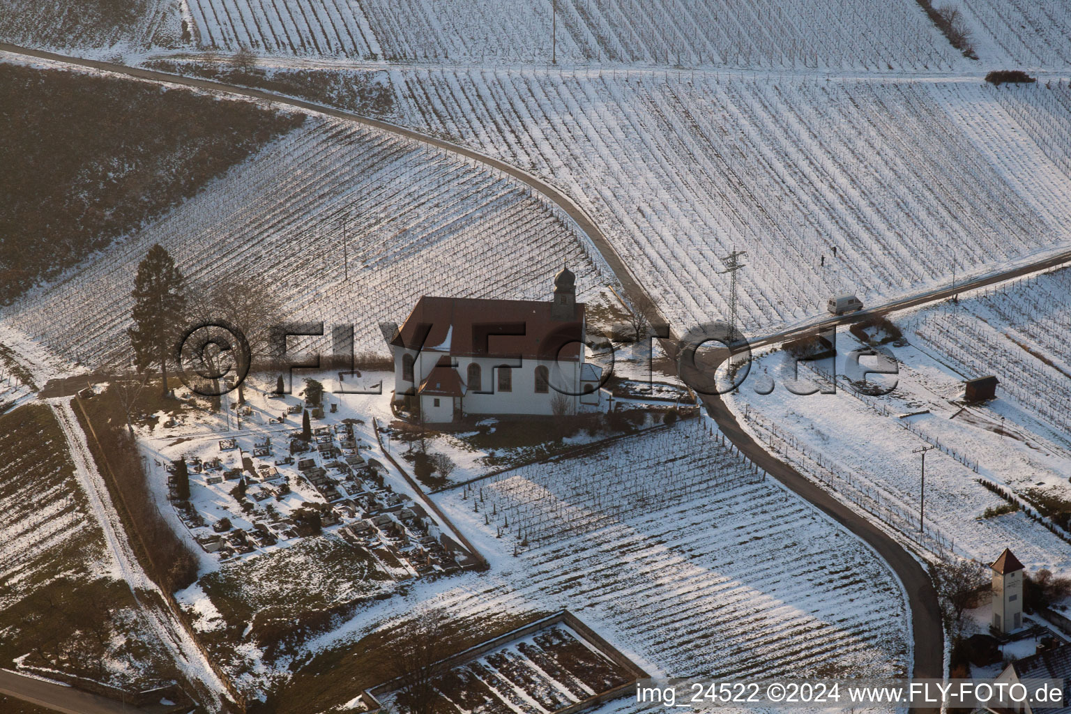 Vue aérienne de Chapelle Dionysius en hiver à le quartier Gleiszellen in Gleiszellen-Gleishorbach dans le département Rhénanie-Palatinat, Allemagne