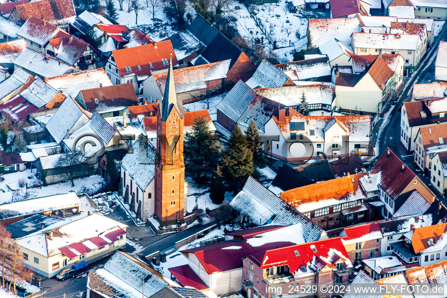 Vue aérienne de Bâtiments d'église enneigés en hiver au centre du village à le quartier Kapellen in Kapellen-Drusweiler dans le département Rhénanie-Palatinat, Allemagne