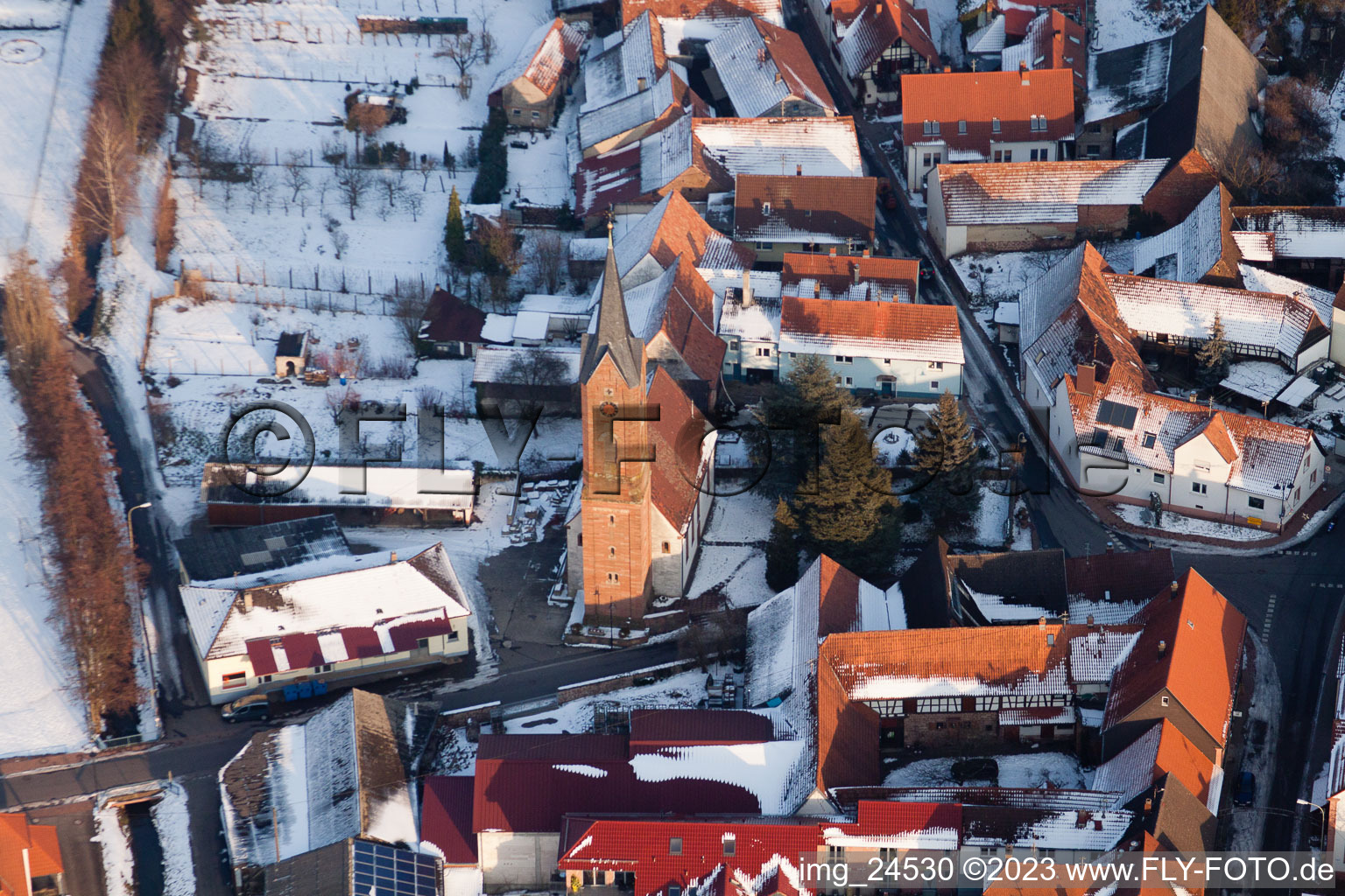 Vue aérienne de Église en hiver à le quartier Drusweiler in Kapellen-Drusweiler dans le département Rhénanie-Palatinat, Allemagne
