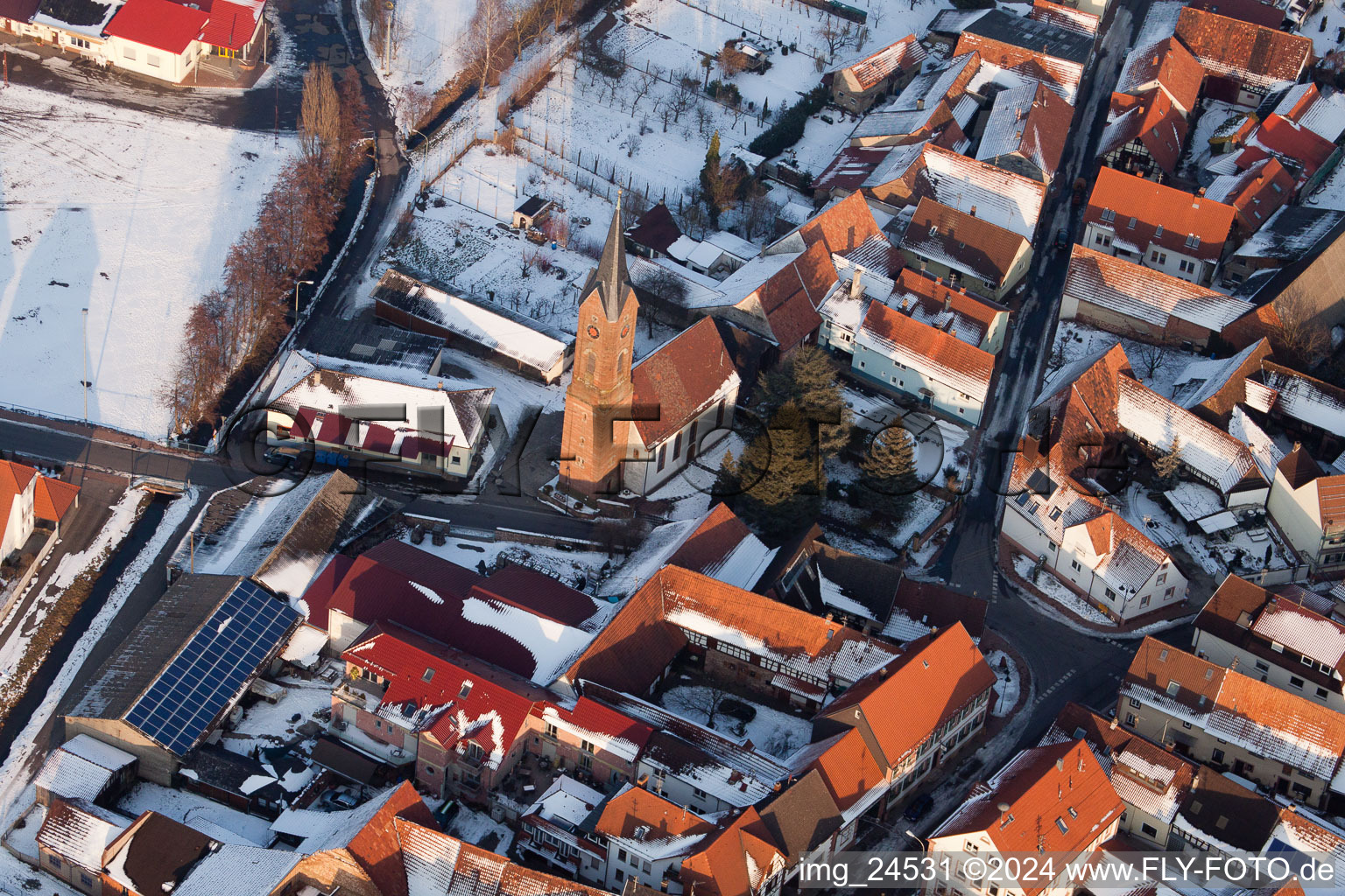 Vue aérienne de Église en hiver à le quartier Drusweiler in Kapellen-Drusweiler dans le département Rhénanie-Palatinat, Allemagne