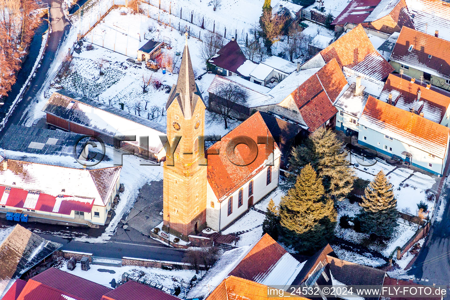 Vue aérienne de Bâtiments d'église enneigés en hiver au centre du village à le quartier Kapellen in Kapellen-Drusweiler dans le département Rhénanie-Palatinat, Allemagne