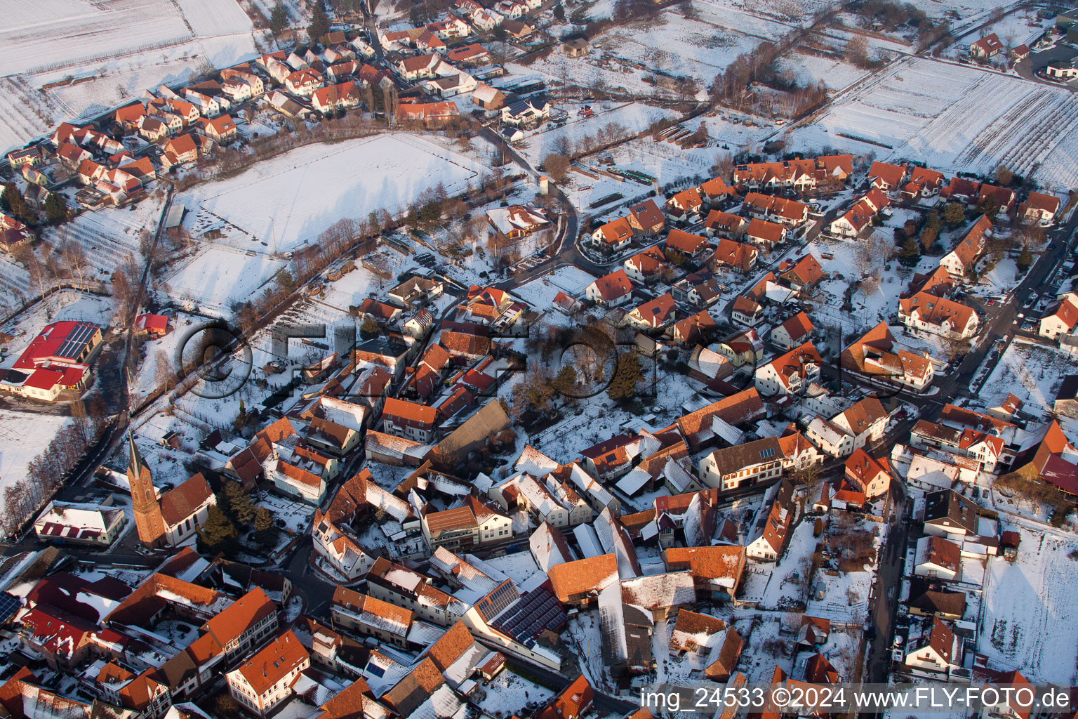 Vue aérienne de Village enneigé d'hiver - vue à le quartier Kapellen in Kapellen-Drusweiler dans le département Rhénanie-Palatinat, Allemagne