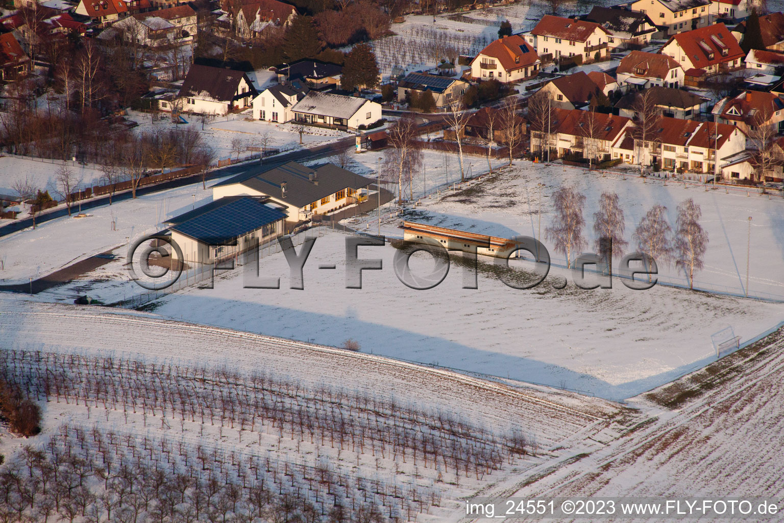 Vue aérienne de Terrain de sport à Dierbach dans le département Rhénanie-Palatinat, Allemagne
