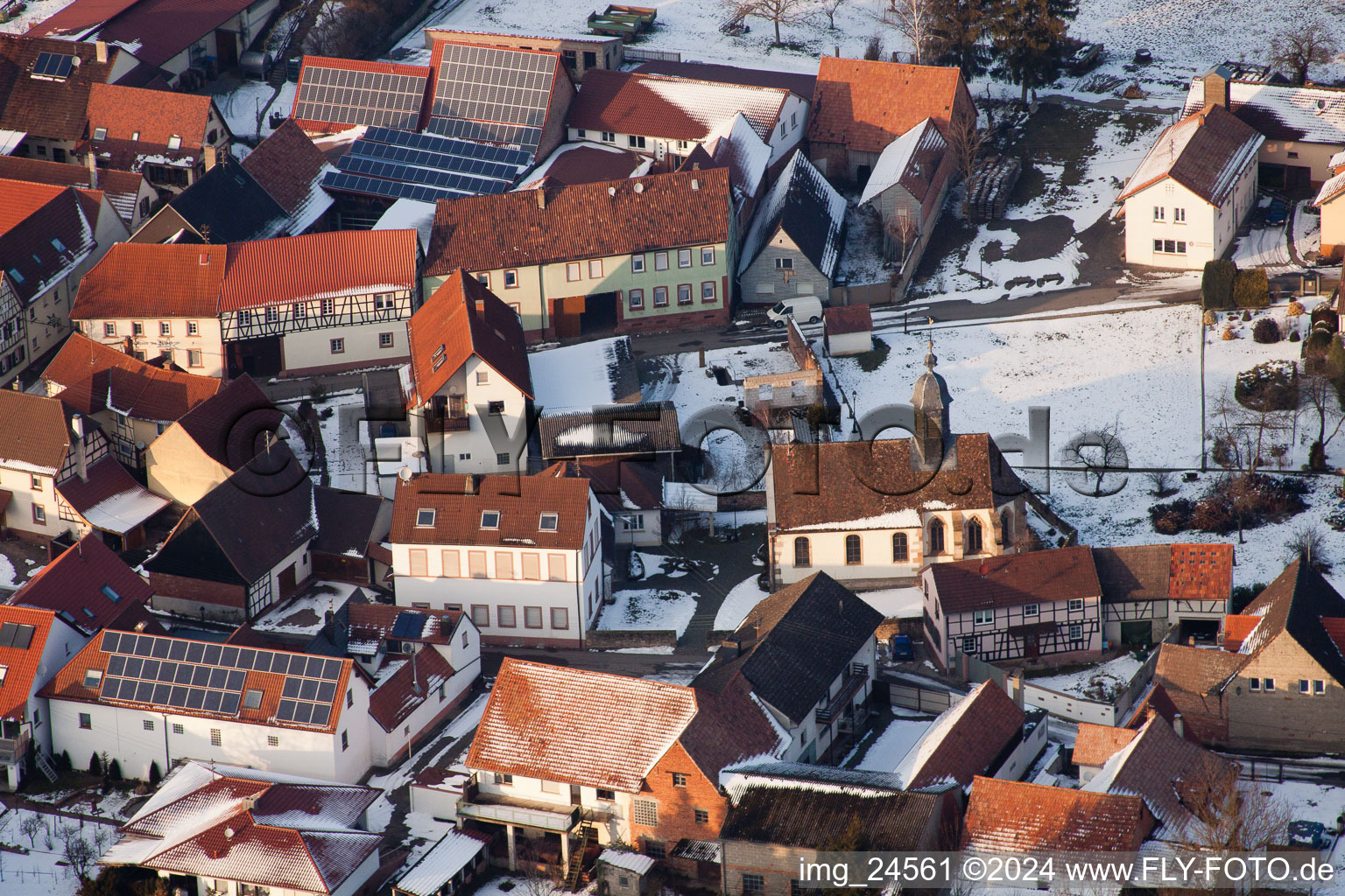 Vue aérienne de Bâtiments d'église enneigés en hiver au centre du village à Dierbach dans le département Rhénanie-Palatinat, Allemagne