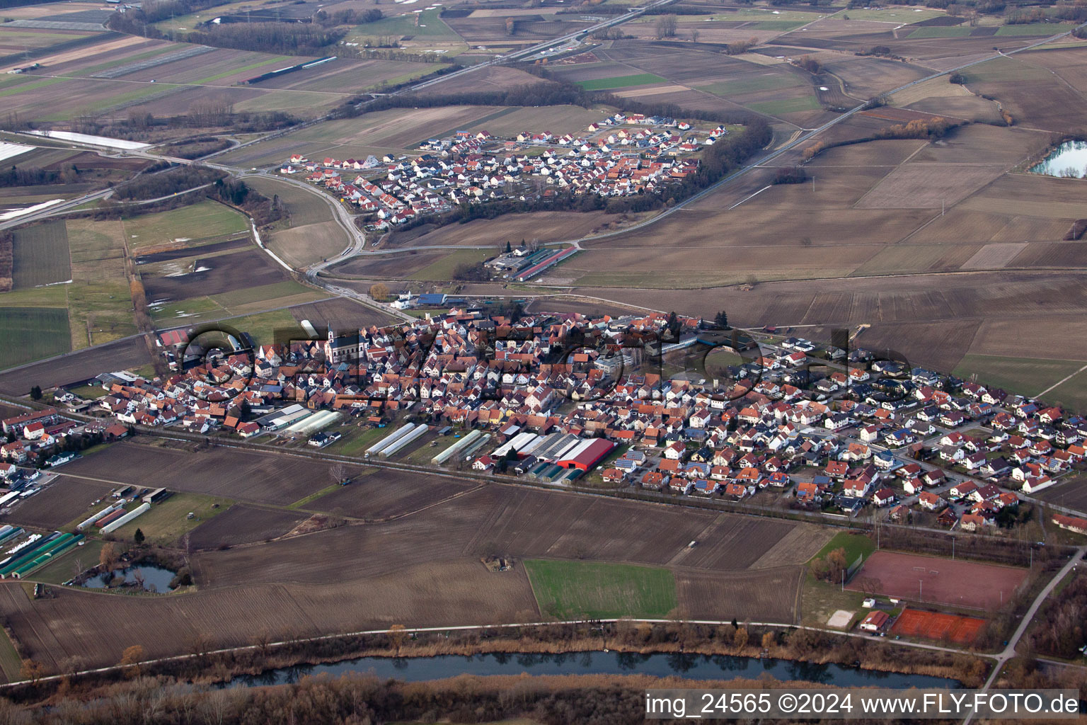 Vue aérienne de Du sud-est à Neupotz dans le département Rhénanie-Palatinat, Allemagne