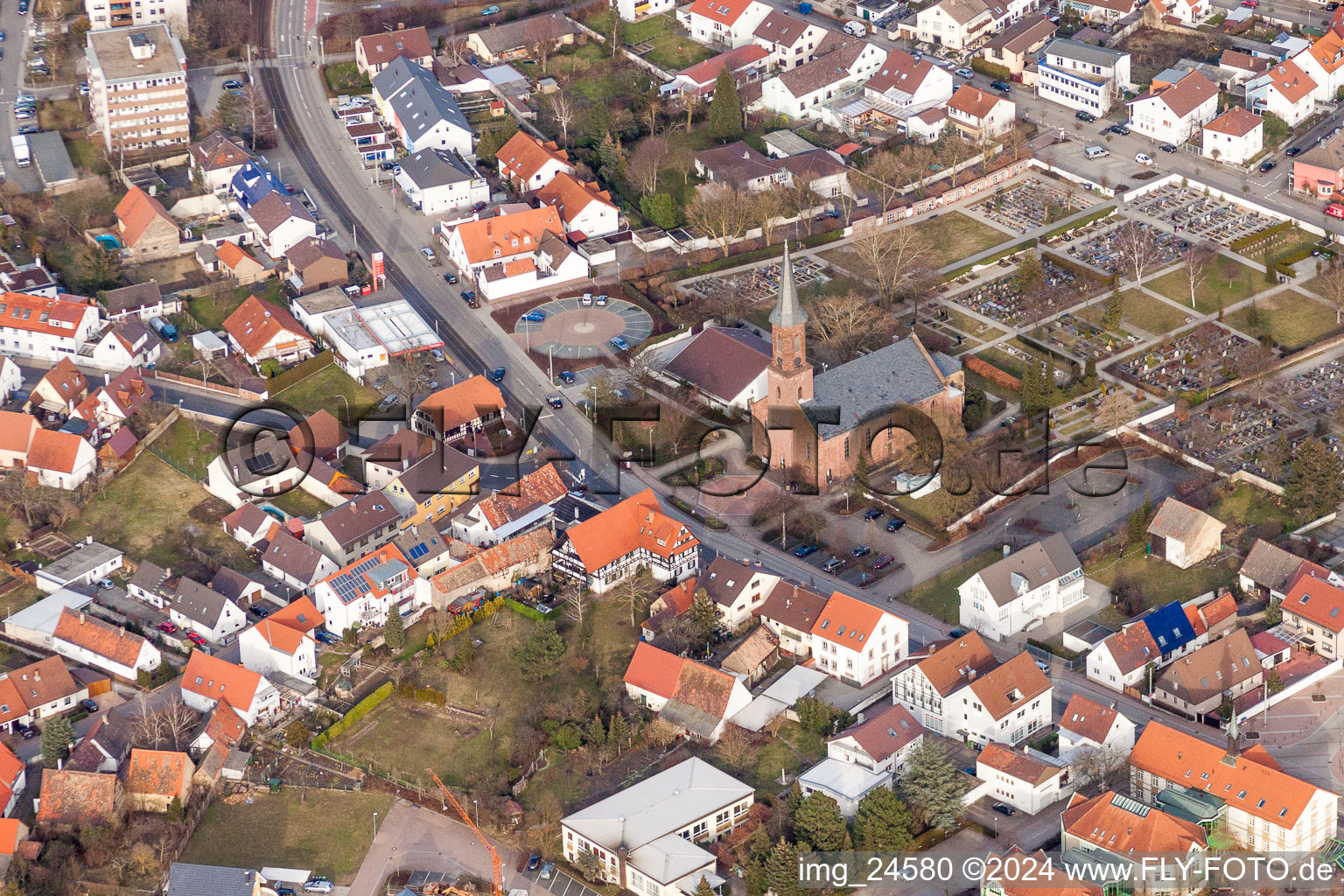 Vue aérienne de Év. Église Linkenheim à le quartier Linkenheim in Linkenheim-Hochstetten dans le département Bade-Wurtemberg, Allemagne