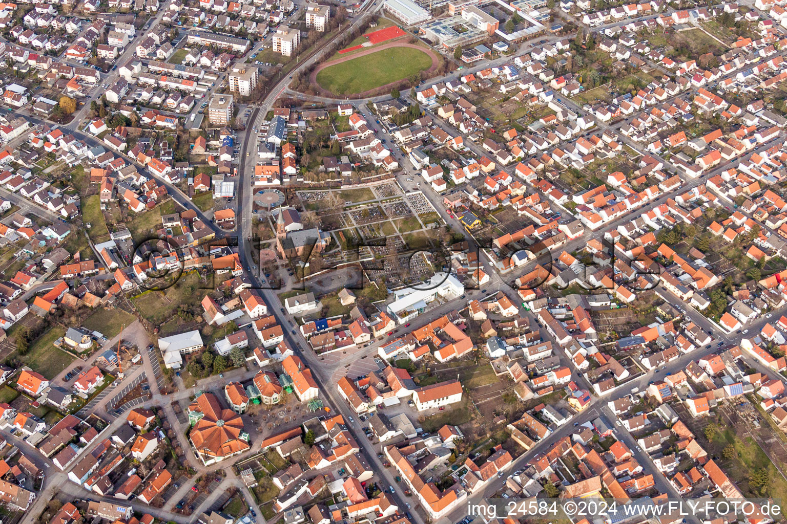 Vue aérienne de Tracé du tracé de la rue Karlsruher Straße à le quartier Linkenheim in Linkenheim-Hochstetten dans le département Bade-Wurtemberg, Allemagne