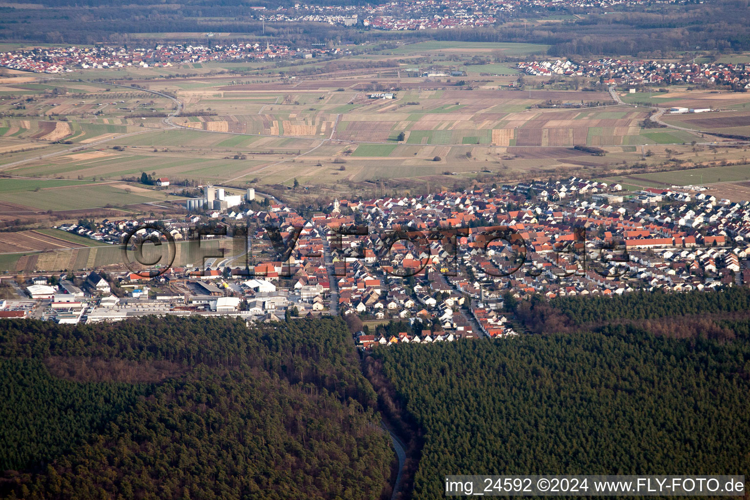 Vue aérienne de Vue des rues et des maisons des quartiers résidentiels à le quartier Friedrichstal in Stutensee dans le département Bade-Wurtemberg, Allemagne