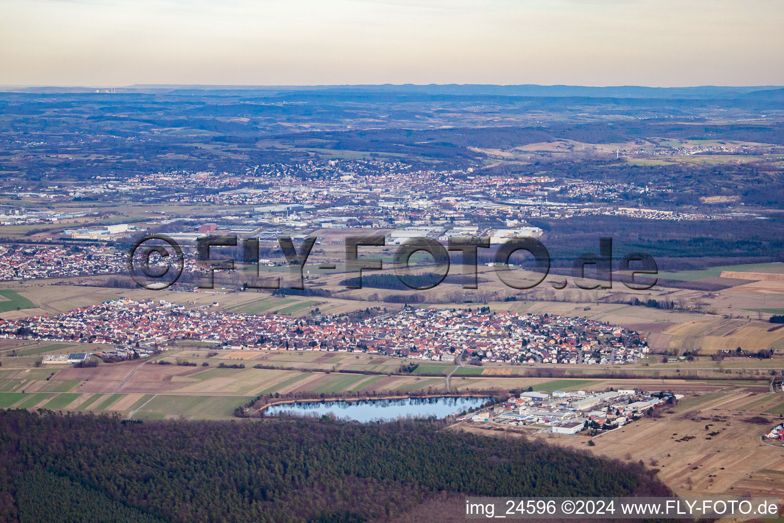 Vue aérienne de Du nord-ouest à le quartier Neuthard in Karlsdorf-Neuthard dans le département Bade-Wurtemberg, Allemagne