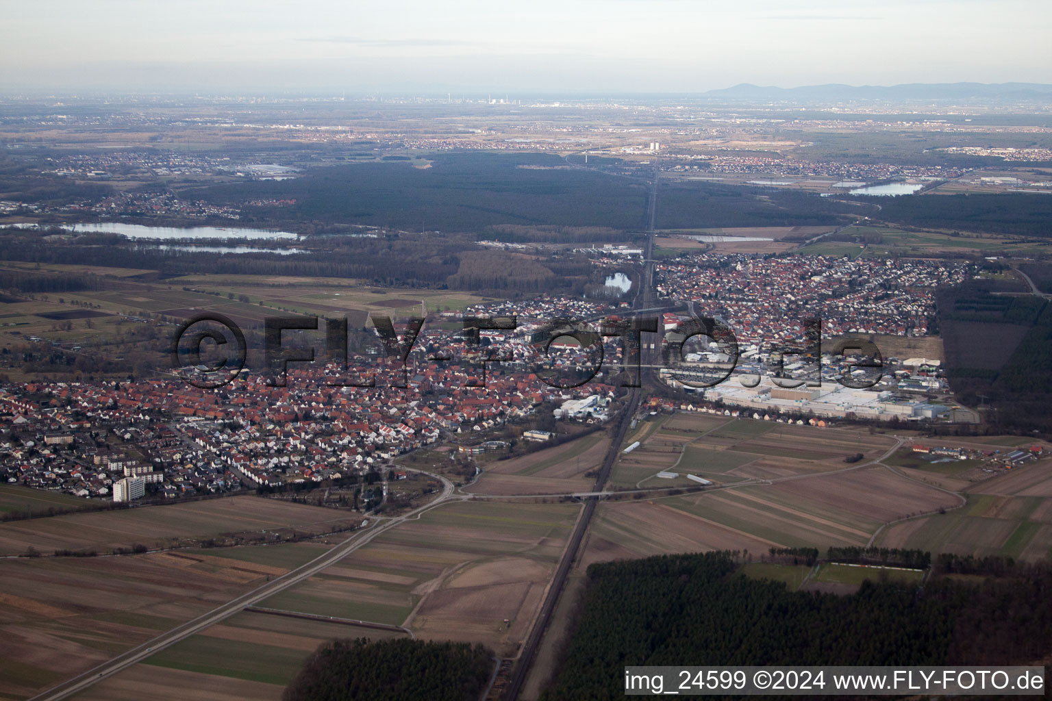 Vue aérienne de Vue des rues et des maisons des quartiers résidentiels à le quartier Neudorf in Graben-Neudorf dans le département Bade-Wurtemberg, Allemagne