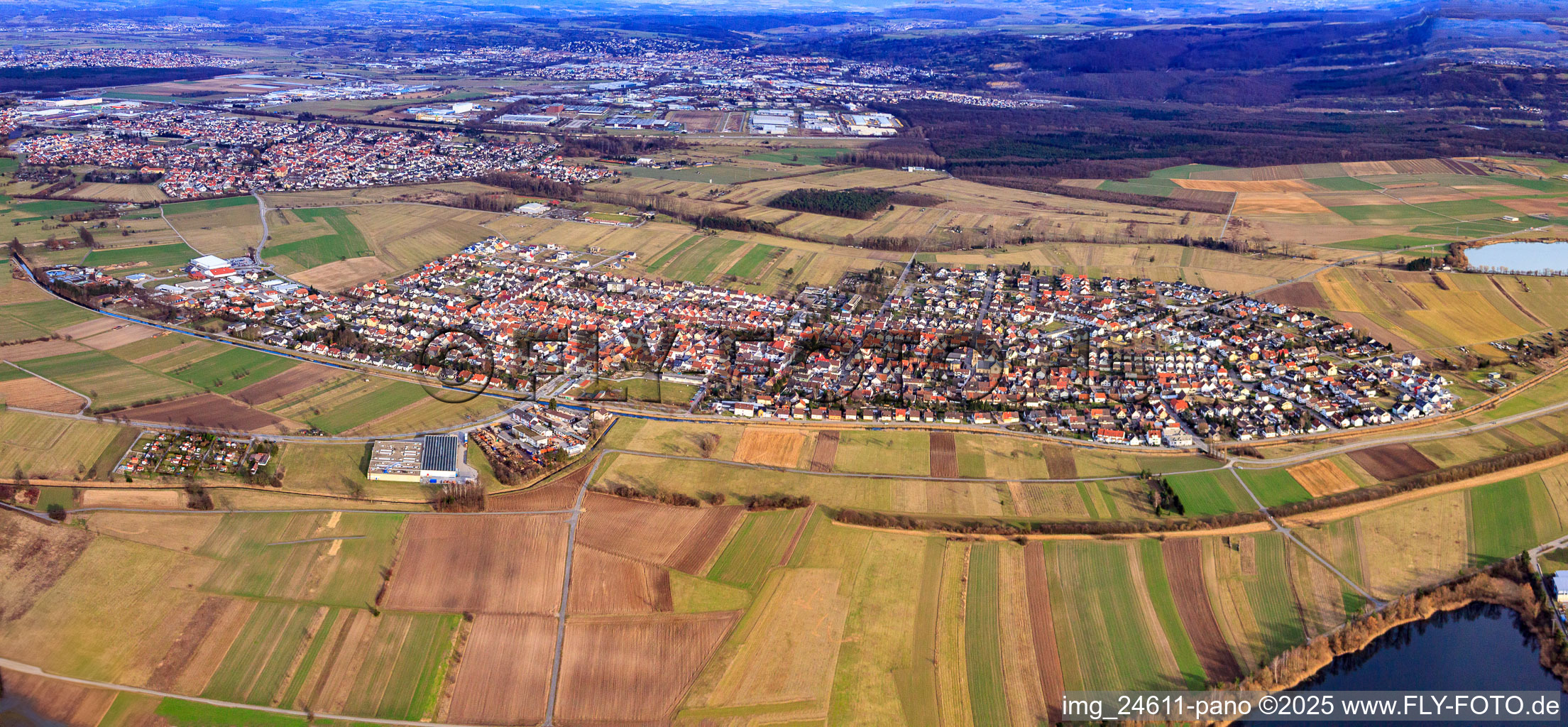 Vue aérienne de Panorama du village depuis l'ouest à le quartier Neuthard in Karlsdorf-Neuthard dans le département Bade-Wurtemberg, Allemagne