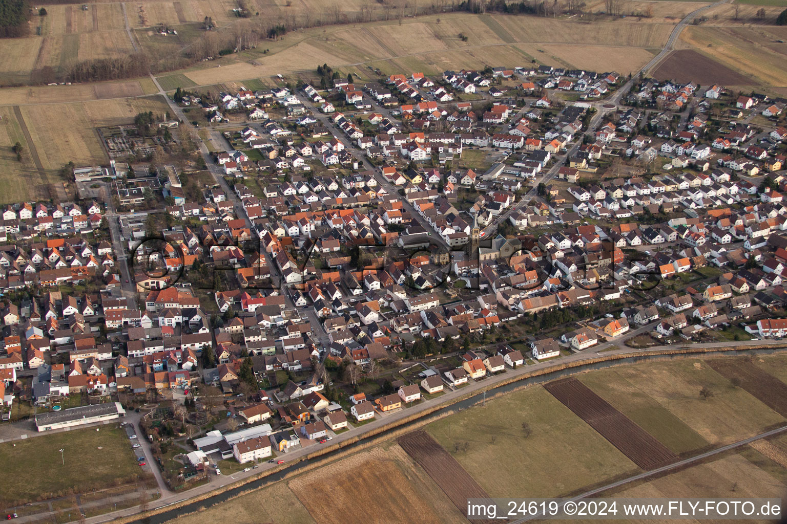 Quartier Neuthard in Karlsdorf-Neuthard dans le département Bade-Wurtemberg, Allemagne du point de vue du drone