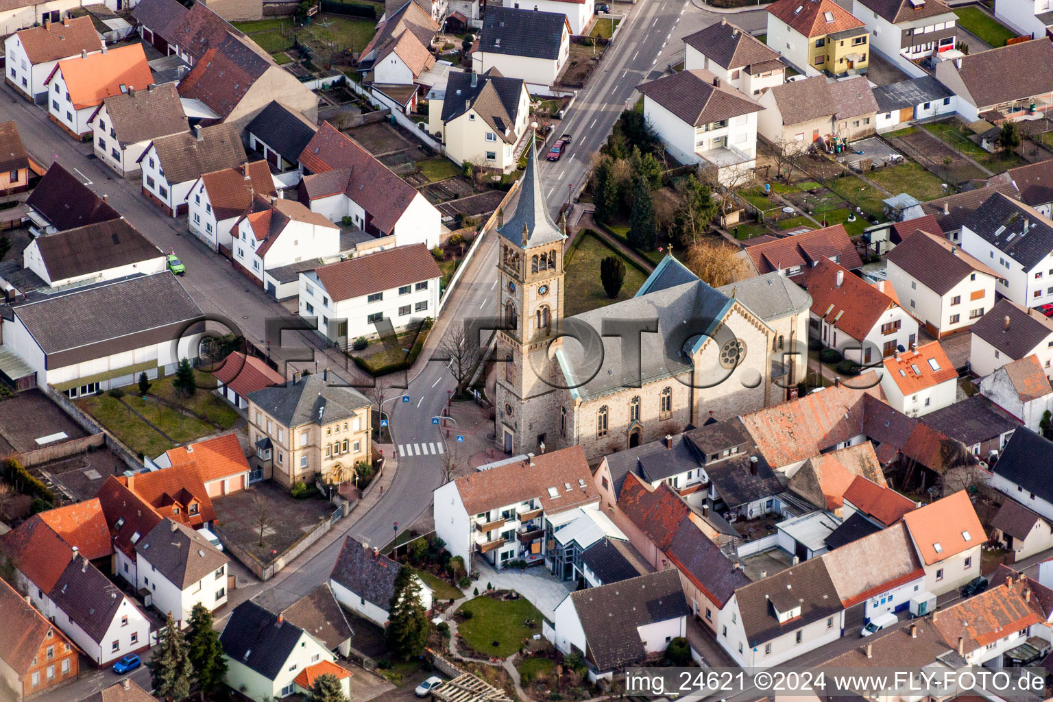Vue aérienne de Bâtiment d'église au centre du village à le quartier Neuthard in Karlsdorf-Neuthard dans le département Bade-Wurtemberg, Allemagne