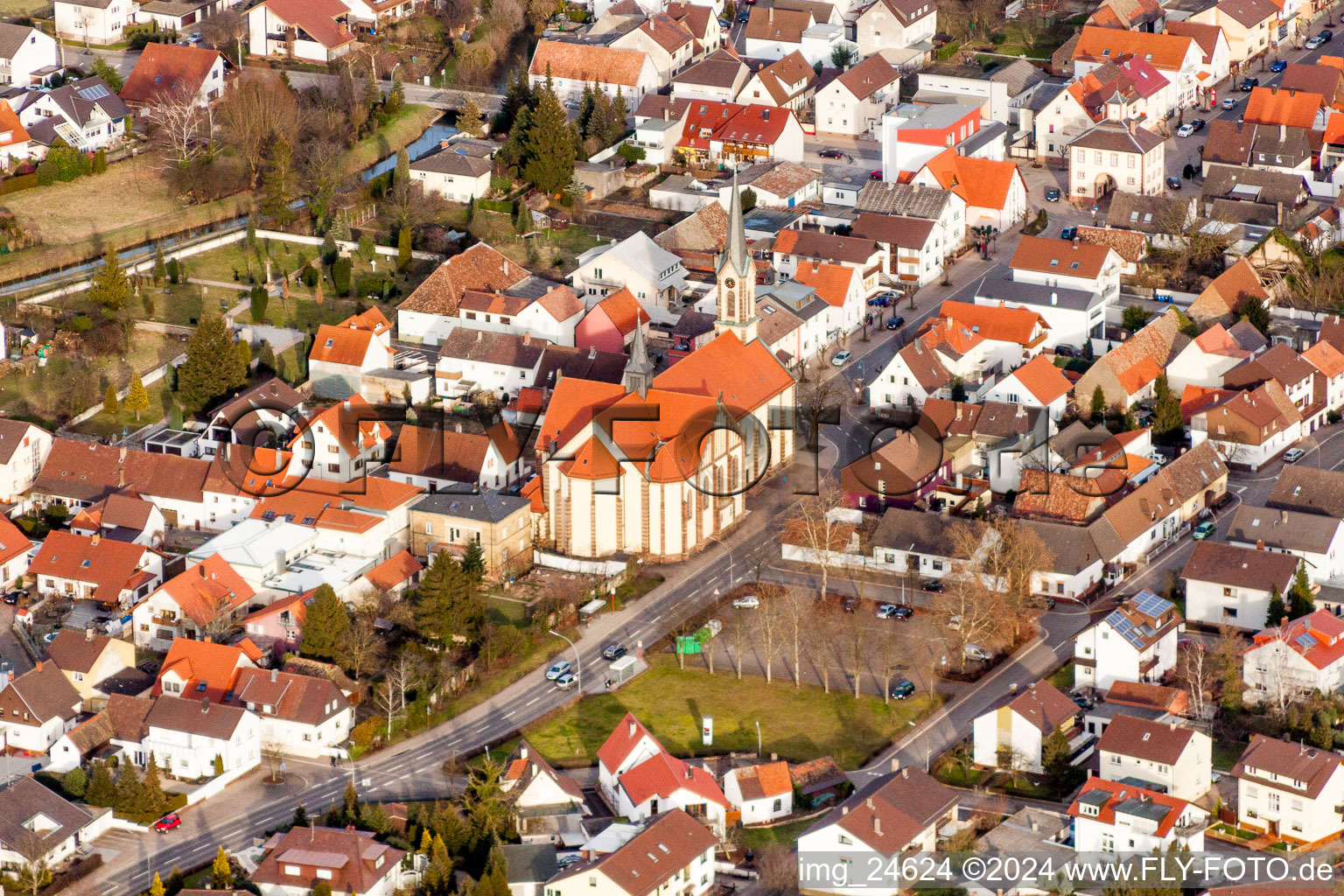 Vue aérienne de Église Saint-Sébastien au centre du village à le quartier Neuthard in Karlsdorf-Neuthard dans le département Bade-Wurtemberg, Allemagne