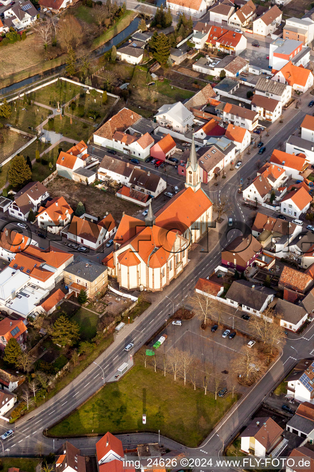 Vue aérienne de Église Saint-Sébastien au centre du village à le quartier Neuthard in Karlsdorf-Neuthard dans le département Bade-Wurtemberg, Allemagne