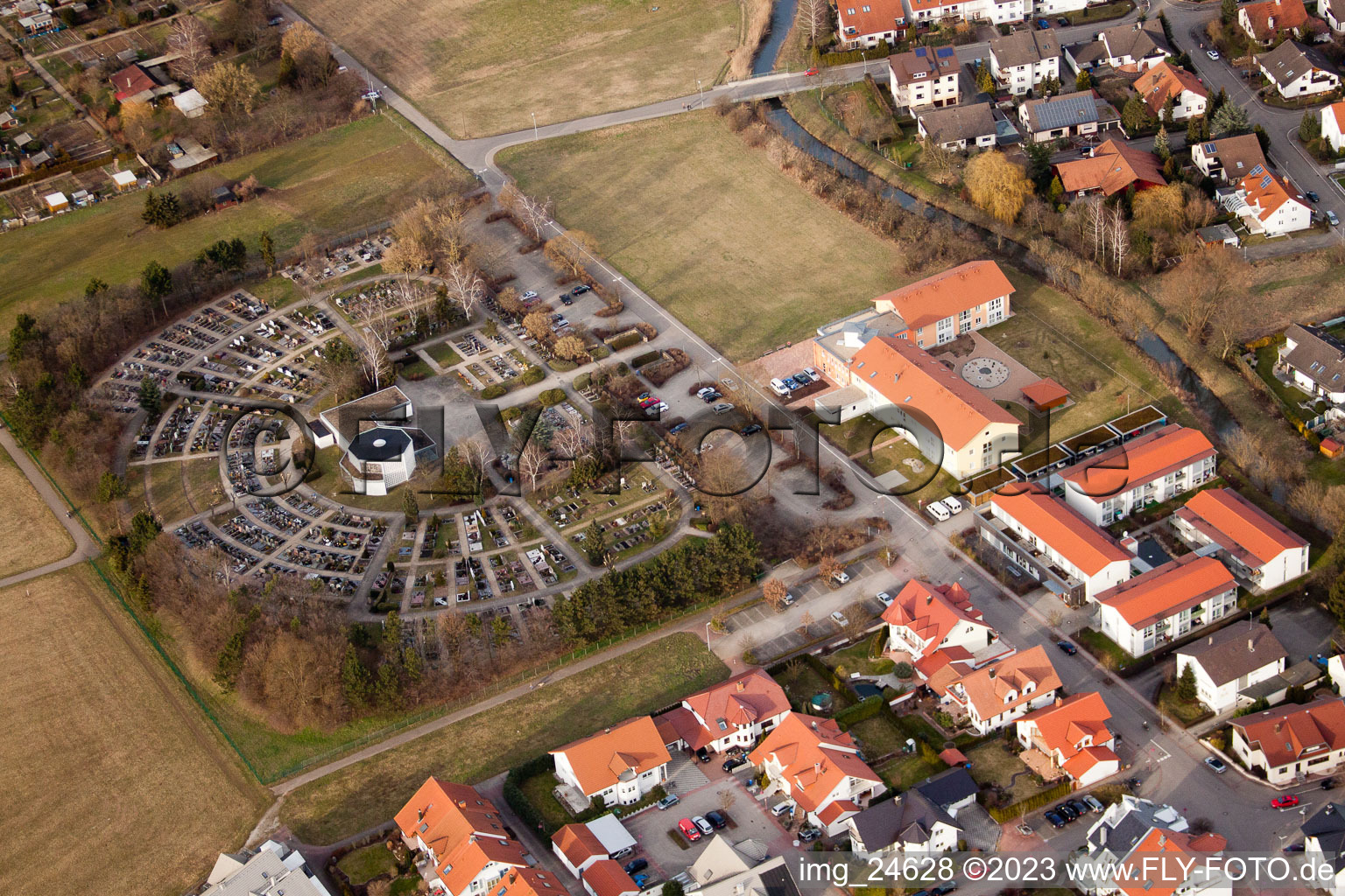 Vue aérienne de Cimetière à le quartier Karlsdorf in Karlsdorf-Neuthard dans le département Bade-Wurtemberg, Allemagne