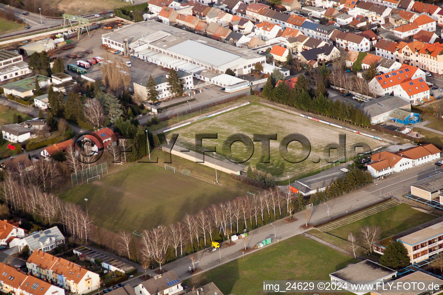 Vue aérienne de Terrain de sport du FC Germania à le quartier Karlsdorf in Karlsdorf-Neuthard dans le département Bade-Wurtemberg, Allemagne