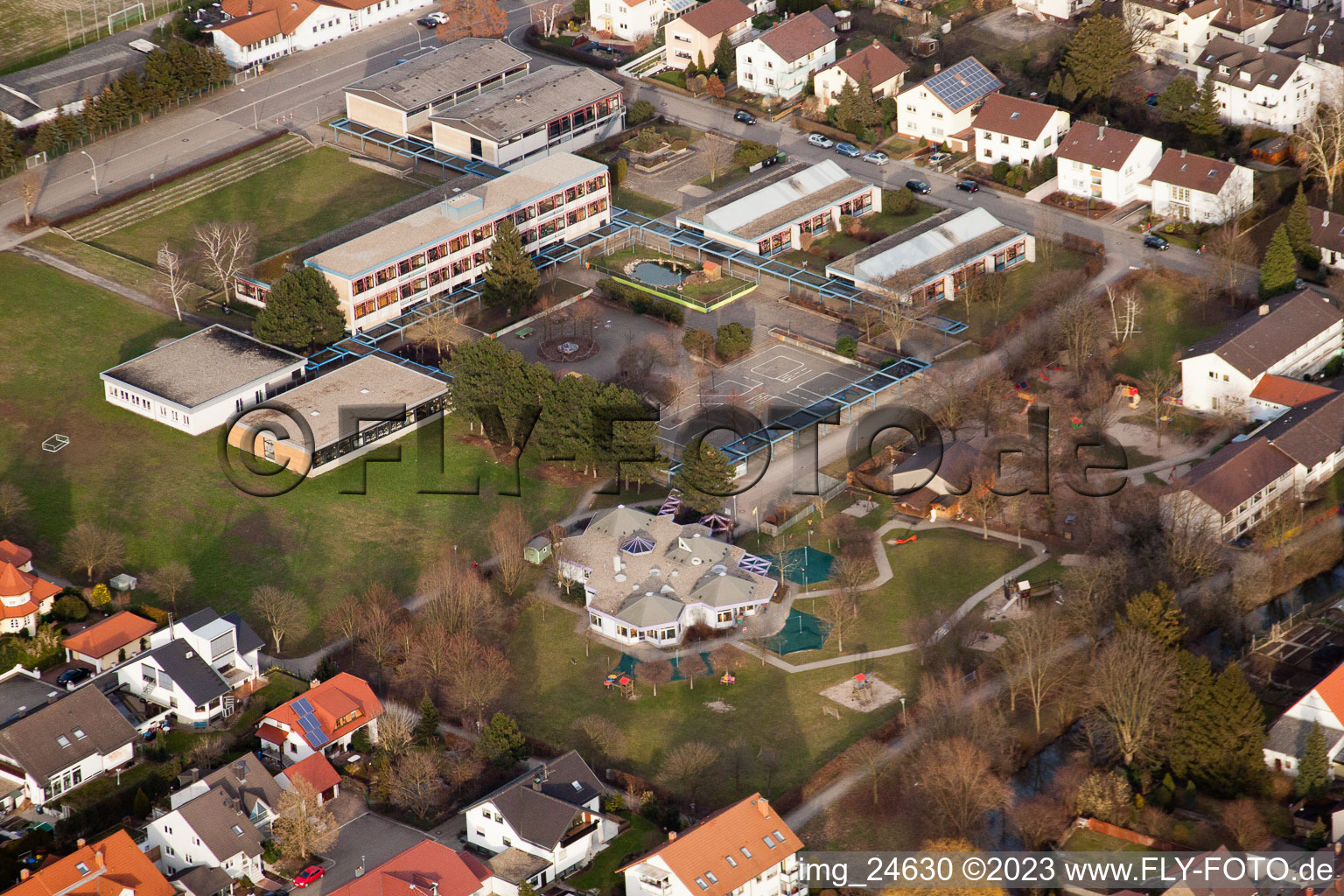 Vue aérienne de École de Schönborn à le quartier Karlsdorf in Karlsdorf-Neuthard dans le département Bade-Wurtemberg, Allemagne