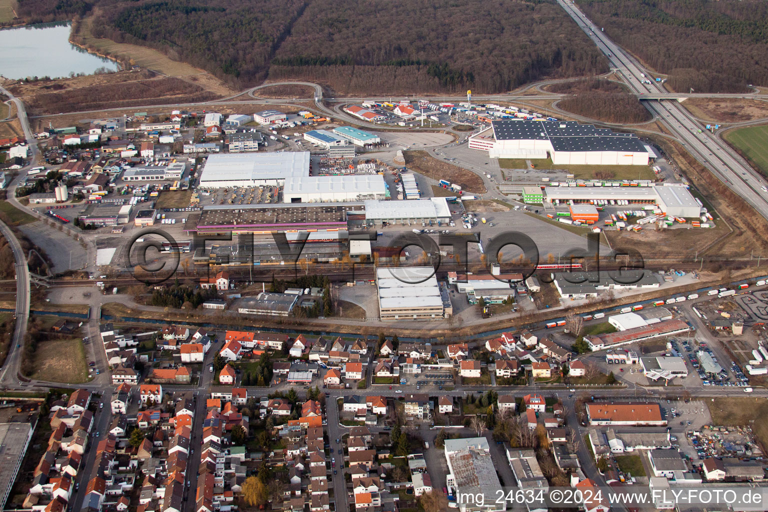 Vue aérienne de Zone industrielle sur l'autoroute à le quartier Karlsdorf in Karlsdorf-Neuthard dans le département Bade-Wurtemberg, Allemagne