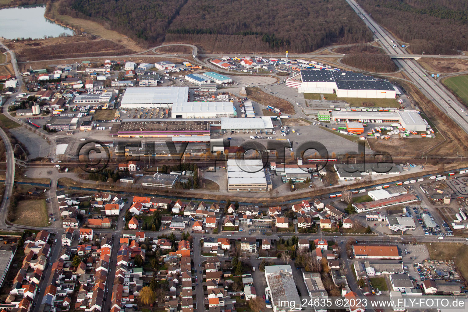 Vue aérienne de Zone industrielle sur l'autoroute à le quartier Karlsdorf in Karlsdorf-Neuthard dans le département Bade-Wurtemberg, Allemagne