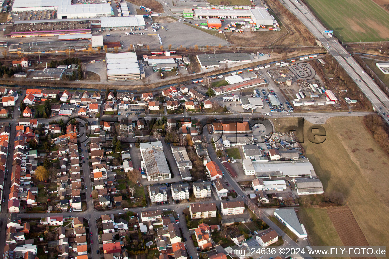 Photographie aérienne de Zone industrielle sur l'autoroute à le quartier Karlsdorf in Karlsdorf-Neuthard dans le département Bade-Wurtemberg, Allemagne