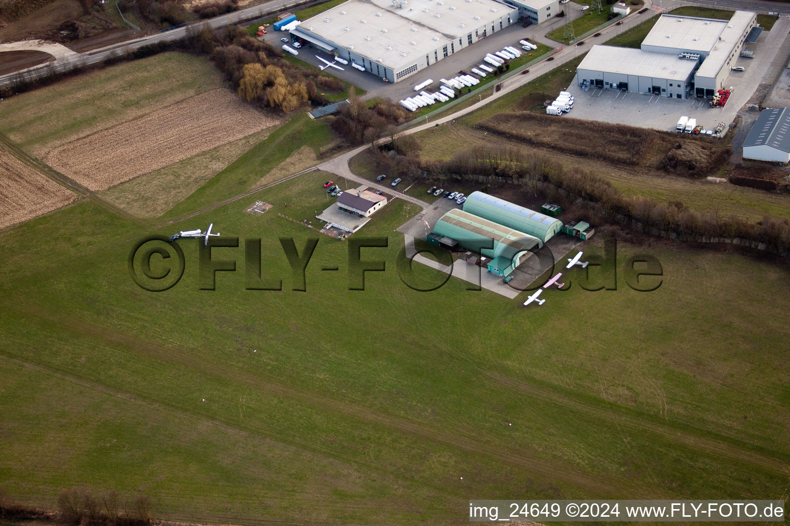 Vue aérienne de Piste avec zone de voie de circulation de l'aérodrome de l'aérodrome Bruchsal à Bruchsal dans le département Bade-Wurtemberg, Allemagne