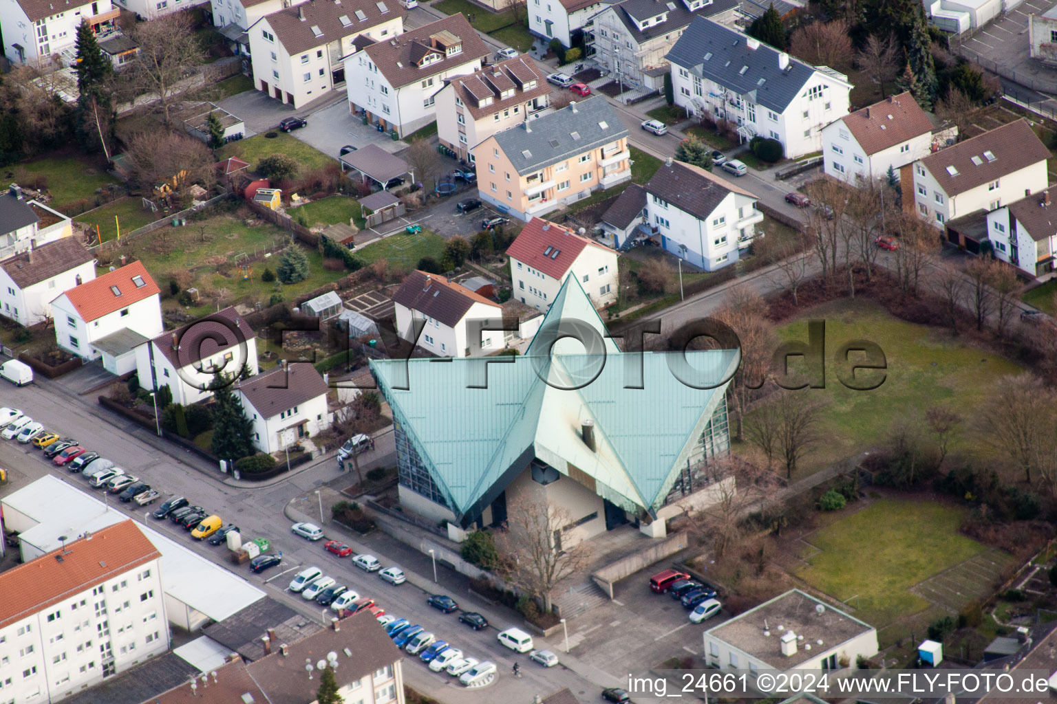 Vue aérienne de Bâtiment d'église au centre du village à Bruchsal dans le département Bade-Wurtemberg, Allemagne