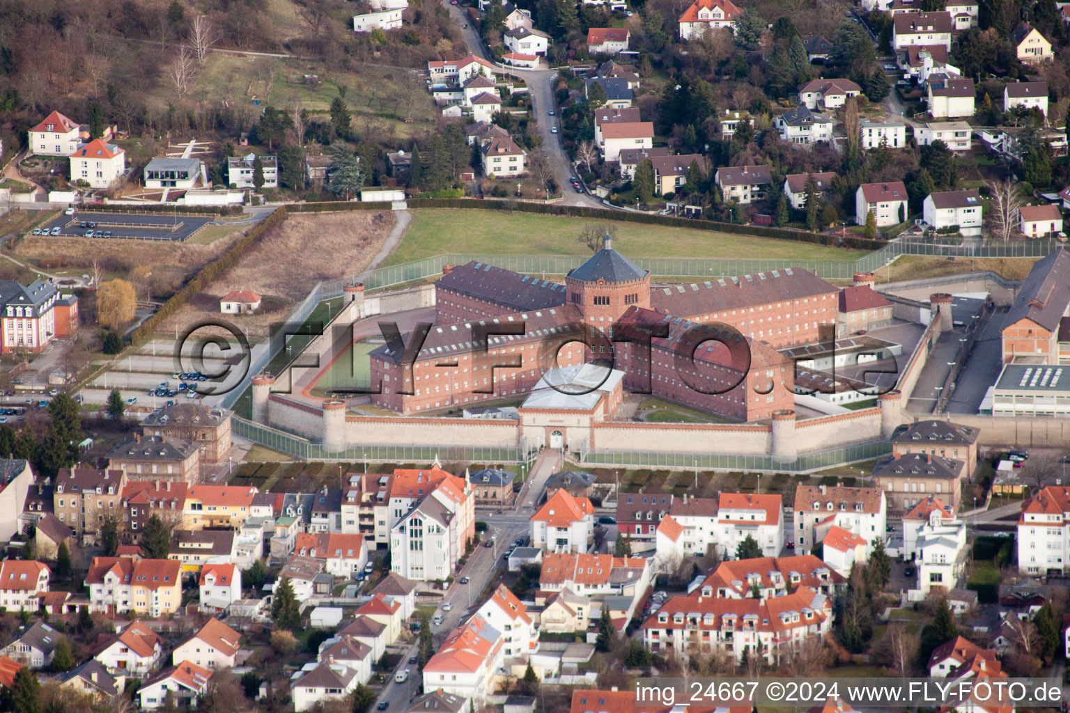 Vue aérienne de Terrain de la prison et clôture de sécurité de l'établissement correctionnel de la Schönbornstrasse dans le quartier d'Untergrombach à Bruchsal dans le département Bade-Wurtemberg, Allemagne