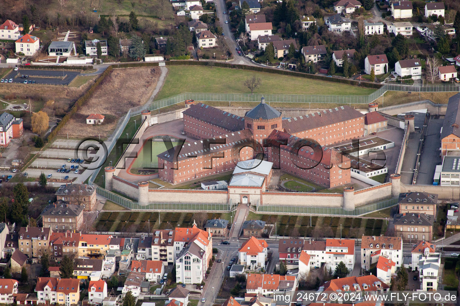 Vue aérienne de Terrain de la prison et clôture de sécurité de l'établissement correctionnel de la Schönbornstrasse dans le quartier d'Untergrombach à Bruchsal dans le département Bade-Wurtemberg, Allemagne