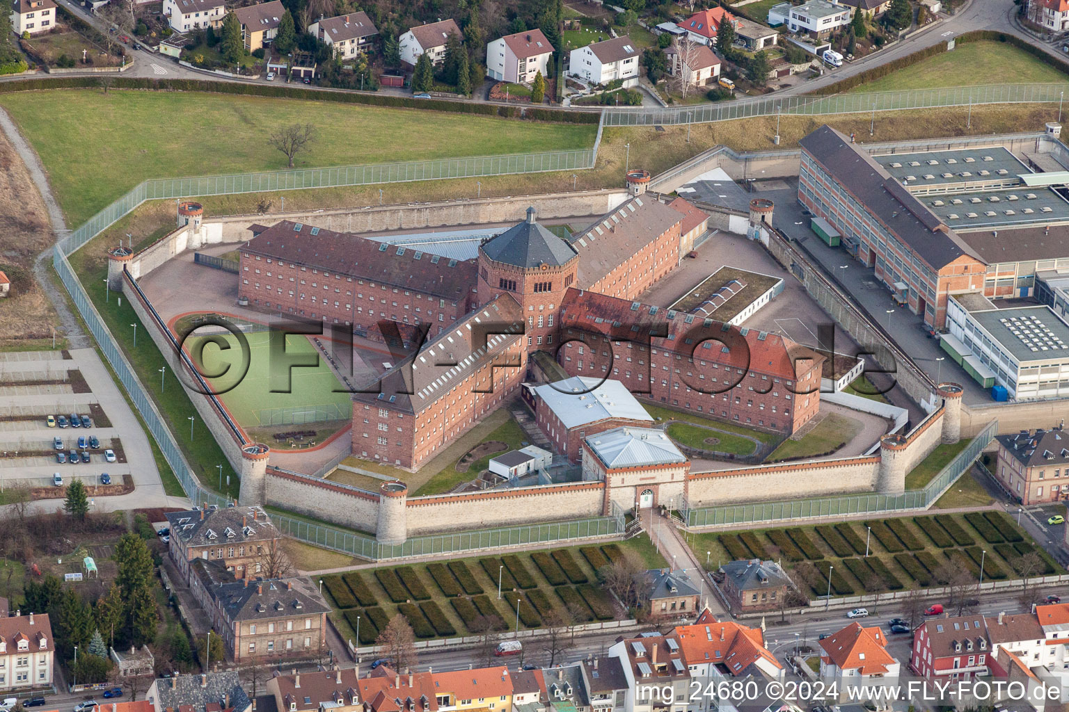 Vue aérienne de Terrain de la prison et clôture de sécurité de l'établissement correctionnel de la Schönbornstrasse à Bruchsal dans le département Bade-Wurtemberg, Allemagne