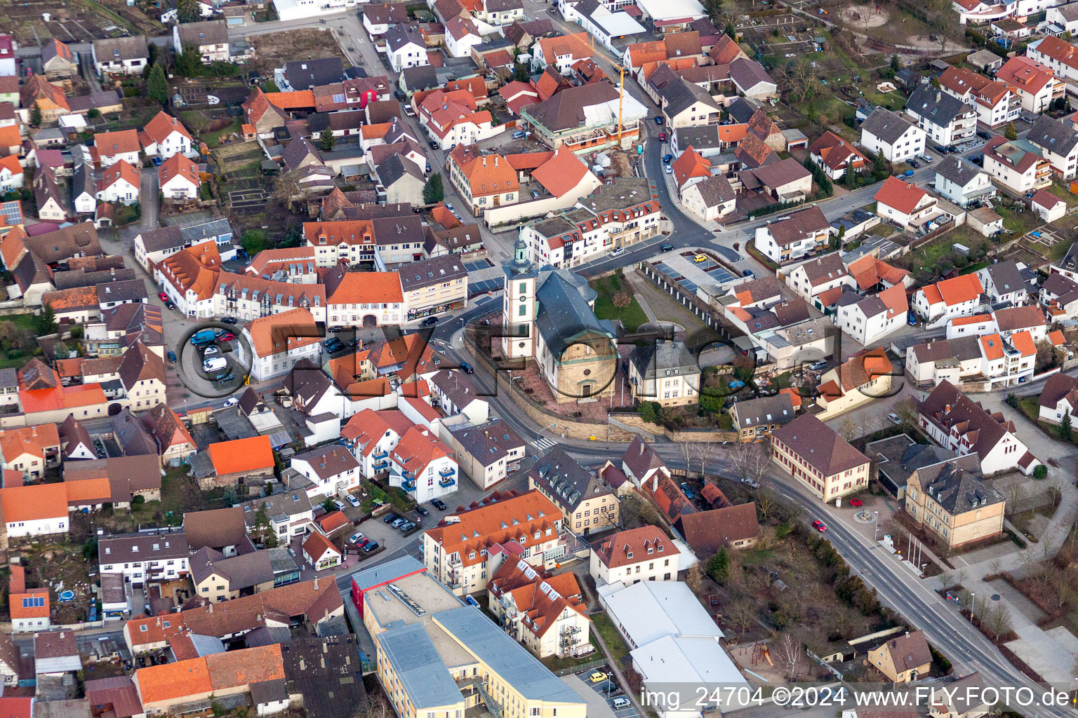 Vue aérienne de Église paroissiale de Saint-André à le quartier Ubstadt in Ubstadt-Weiher dans le département Bade-Wurtemberg, Allemagne