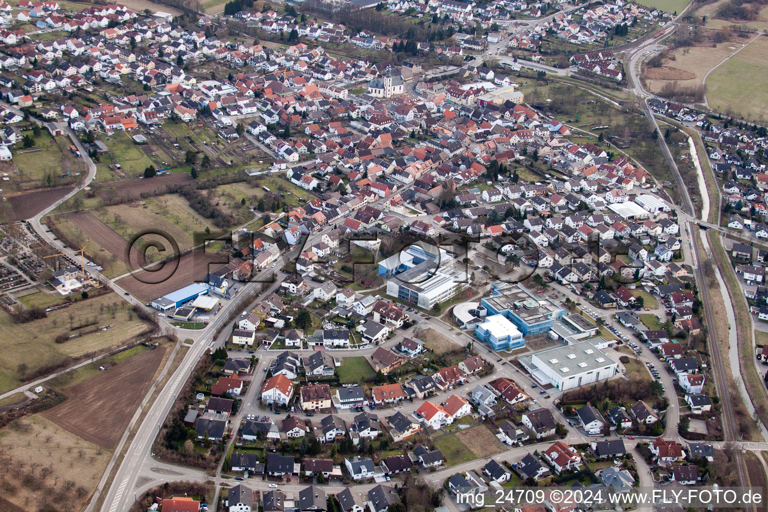 Vue aérienne de Centre culturel et piscine Alfred Delp à le quartier Ubstadt in Ubstadt-Weiher dans le département Bade-Wurtemberg, Allemagne