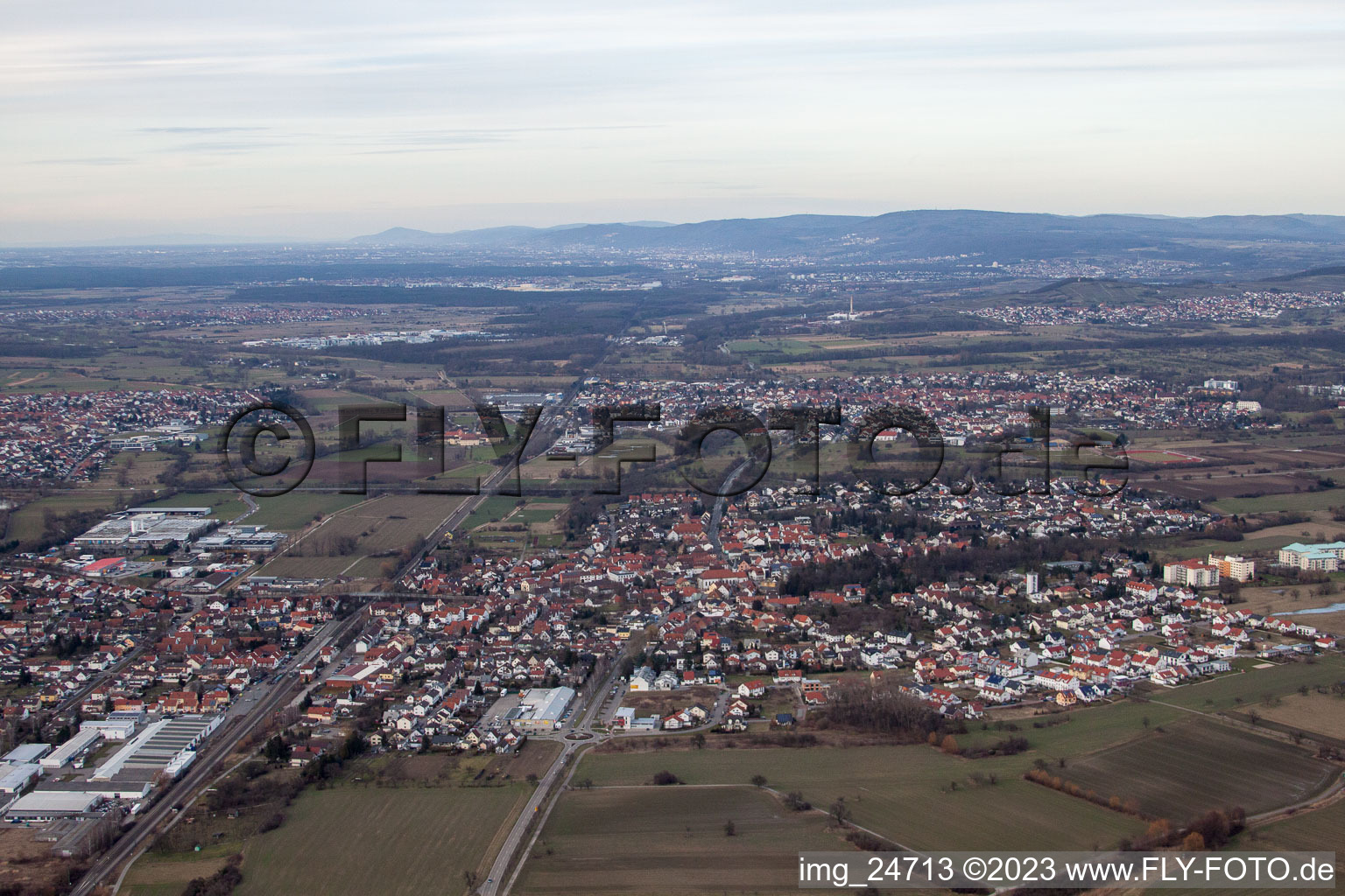 Vue aérienne de Langenbrücken à le quartier Stettfeld in Ubstadt-Weiher dans le département Bade-Wurtemberg, Allemagne