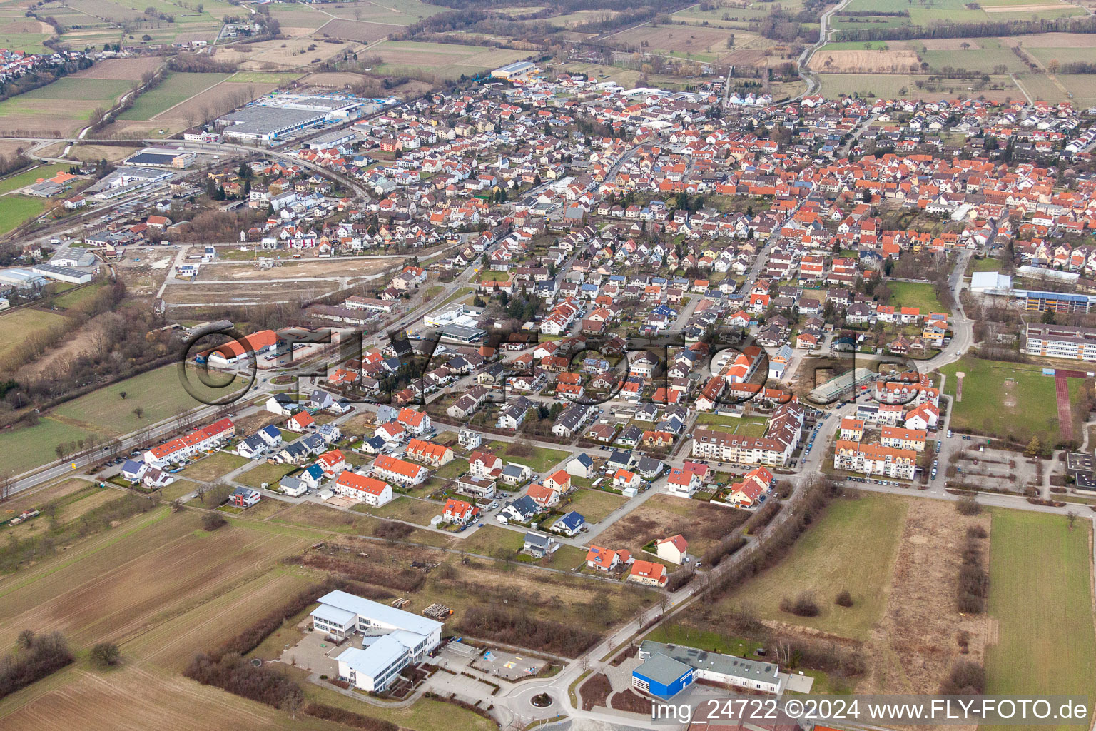 Vue aérienne de Vue des rues et des maisons des quartiers résidentiels à le quartier Bad Mingolsheim in Bad Schönborn dans le département Bade-Wurtemberg, Allemagne